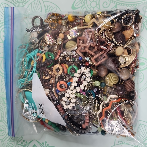 4lb Mystery Craft Broken Jewelry Loose Beads Lot PRICE FIRM - CANNOT BE BUNDLED - Picture 2 of 8